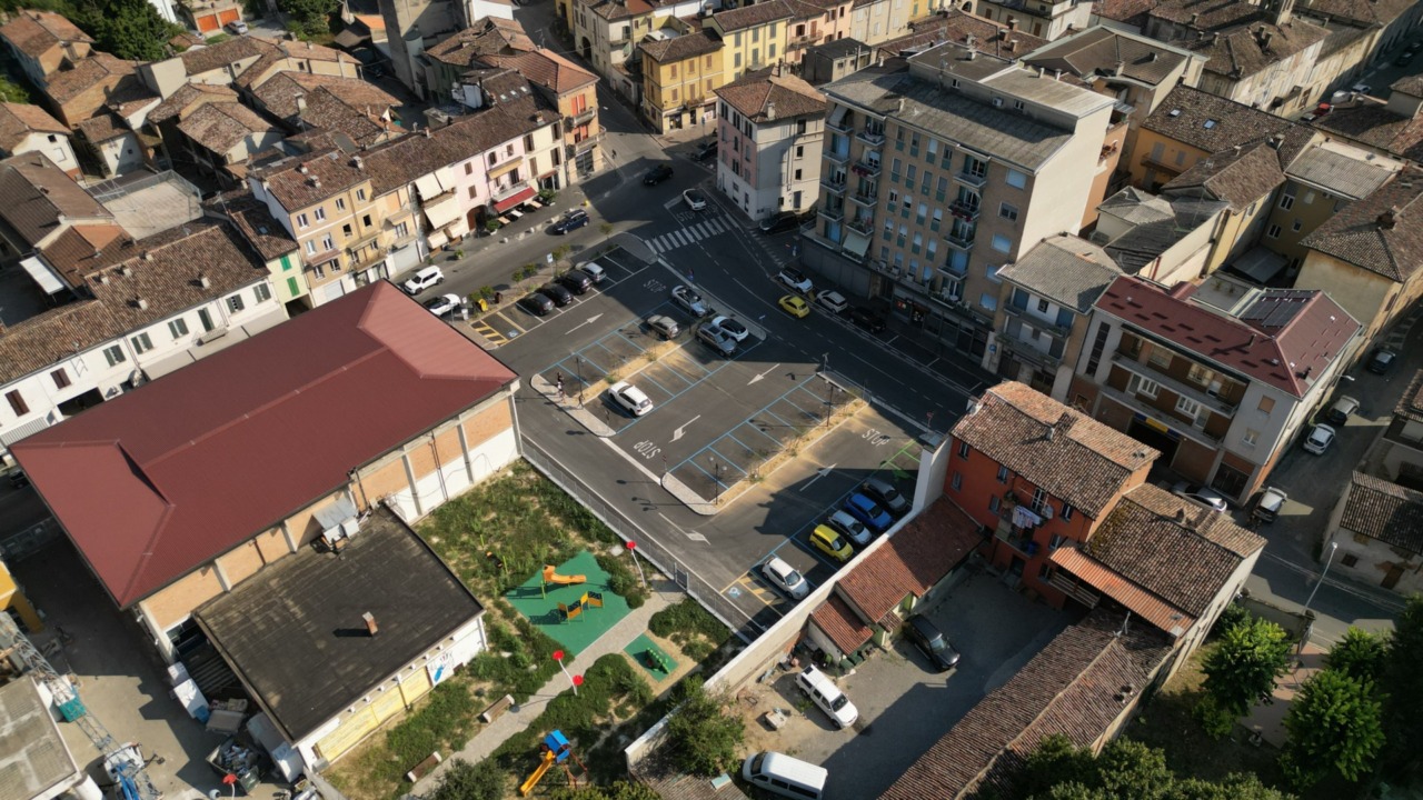 Completata la riqualificazione di Piazza Italia a Broni: più verde, parcheggi e colonnine elettriche