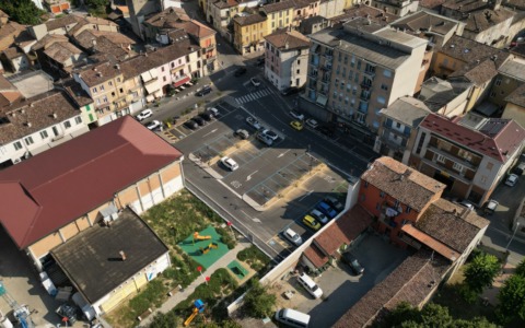 Completata la riqualificazione di Piazza Italia a Broni: più verde, parcheggi e colonnine elettriche