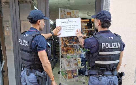 Minimarket chiuso in corso Strada Nuova: vendeva alcolici a minorenni