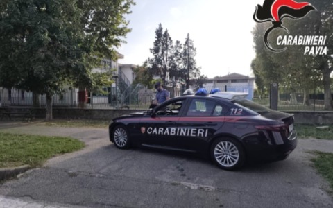 Si denuda davanti alla scuola primaria durante l’uscita degli alunni