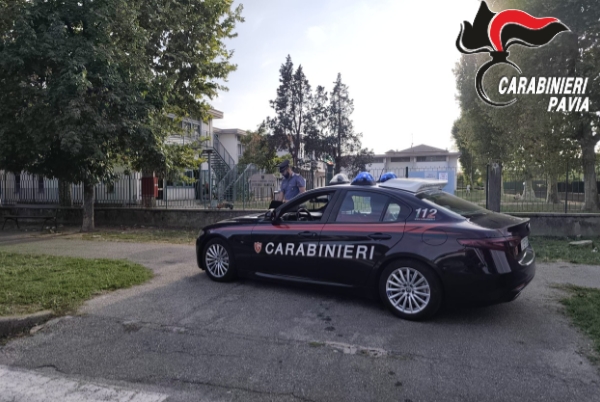 Si denuda davanti alla scuola primaria durante l’uscita degli alunni