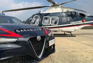 Controlli straordinari nei campi: elicottero e pattuglie individuano un bivacco nella boscaglia