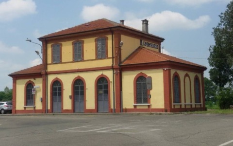 Studenti imbrattano lo zaino di una ragazza e le impediscono di salire sul treno: 21 denunciati