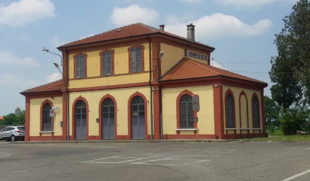 Studenti imbrattano lo zaino di una ragazza e le impediscono di salire sul treno: 21 denunciati