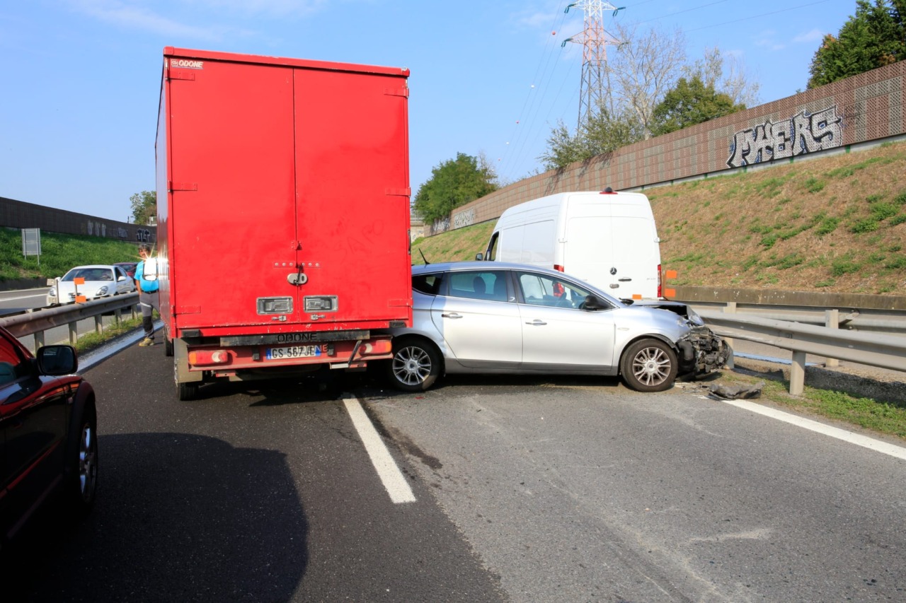 Incidente sulla Tangenziale Nord di Pavia: scontro nei pressi del polo ospedaliero tra un’auto e un camion