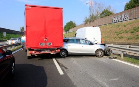 Incidente sulla Tangenziale Nord di Pavia: scontro nei pressi del polo ospedaliero tra un’auto e un camion
