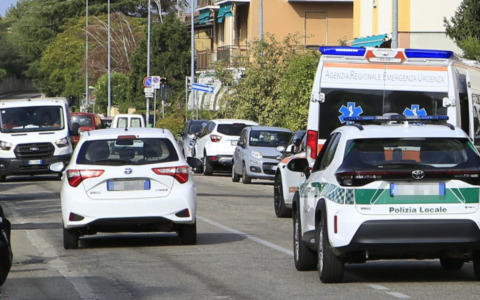 Investimento pedone in via Riviera a Pavia: due donne coinvolte