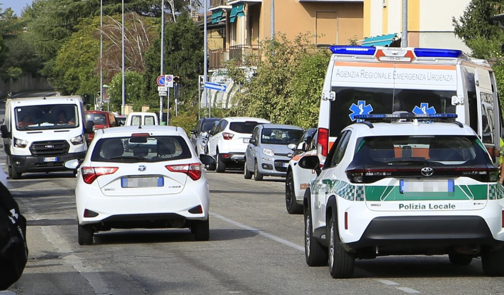Investimento pedone in via Riviera a Pavia: due donne coinvolte