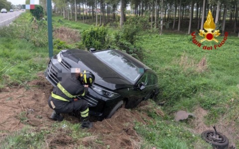 Incidente sulla SP35 a San Martino Siccomario: due auto finiscono nel fossato