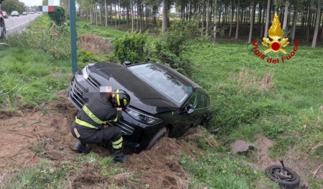 Incidente sulla SP35 a San Martino Siccomario: due auto finiscono nel fossato