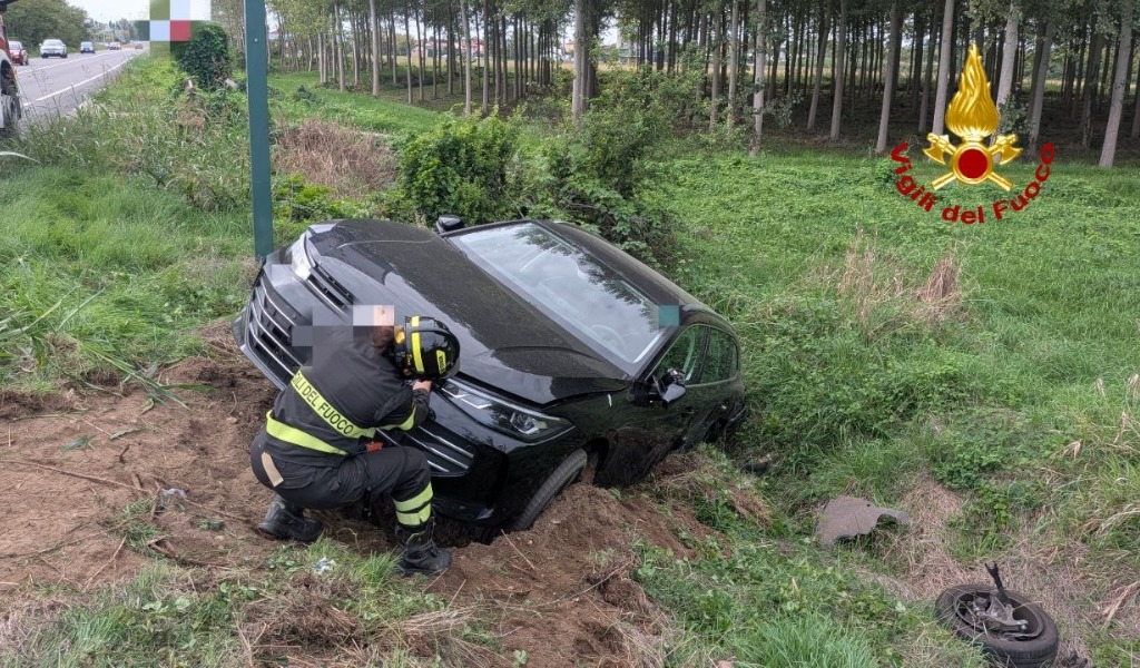 Incidente sulla SP35 a San Martino Siccomario: due auto finiscono nel fossato