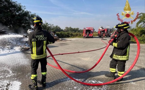 Incendio rifiuti a Gropello Cairoli: Vigili del Fuoco al lavoro