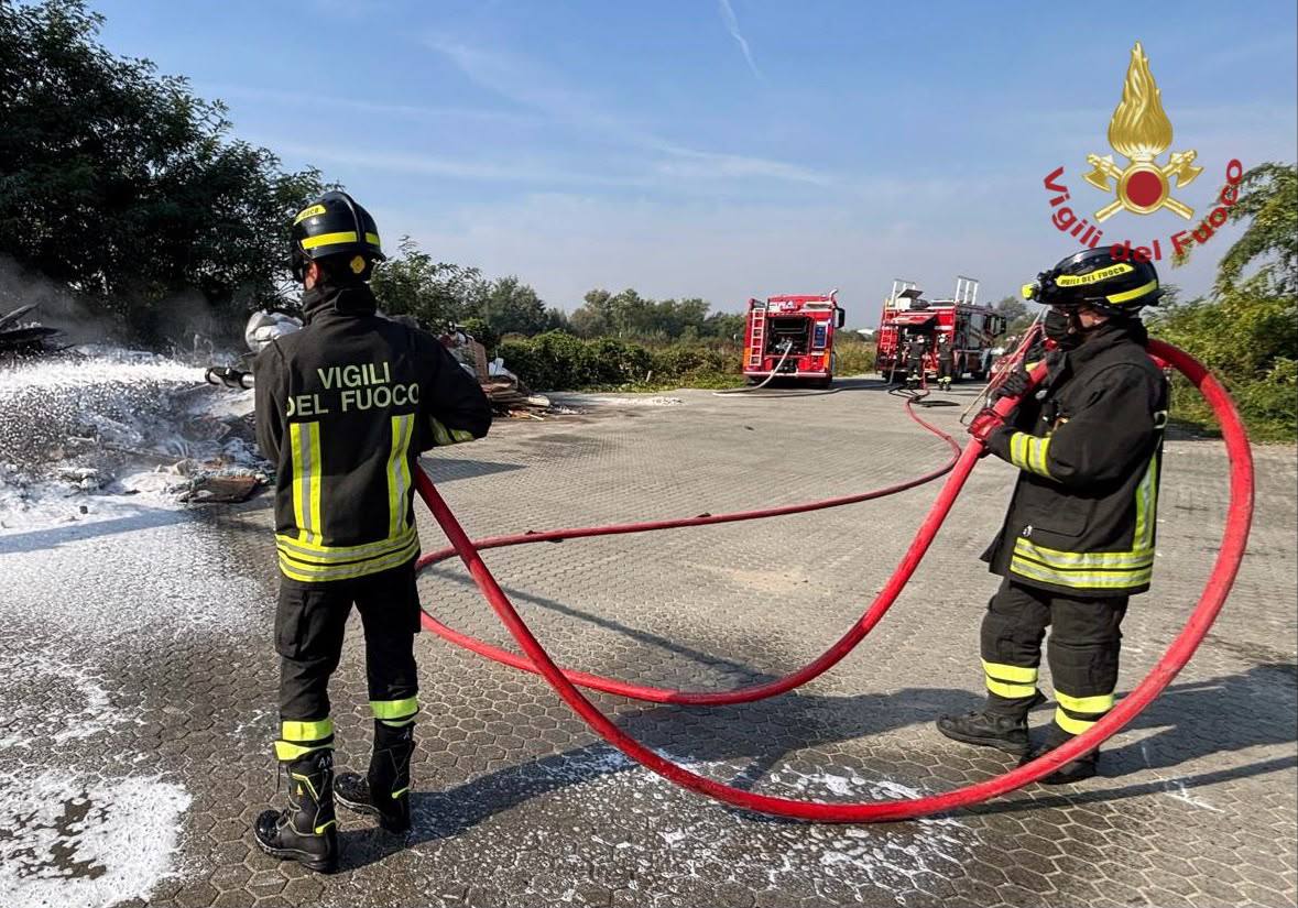 Incendio rifiuti a Gropello Cairoli: Vigili del Fuoco al lavoro