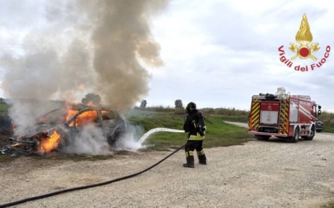 Auto in fiamme a Lomello: provvidenziale l’intervento dei Vigili del Fuoco