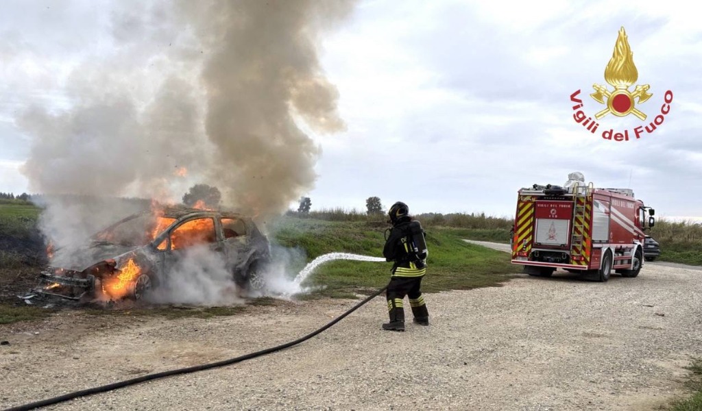 Auto in fiamme a Lomello: provvidenziale l’intervento dei Vigili del Fuoco