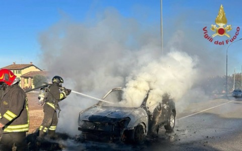 Due auto in fiamme a Redavalle e Stradella: vigili del fuoco in azione