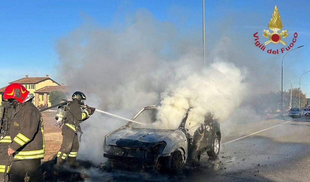 Due auto in fiamme a Redavalle e Stradella: vigili del fuoco in azione