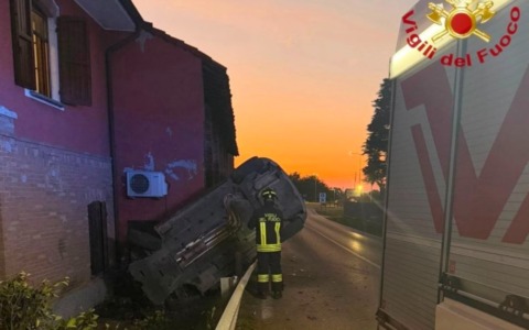 Auto si ribalta e finisce contro il muro di una casa: una 23enne finsice in ospedale
