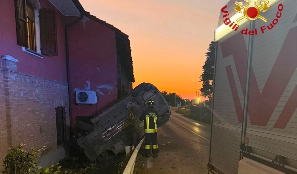 Auto si ribalta e finisce contro il muro di una casa: una 23enne finsice in ospedale