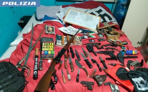 Blitz della Digos nel Pavese: armi da fuoco, coltelli e simboli nazisti in casa di un 19enne