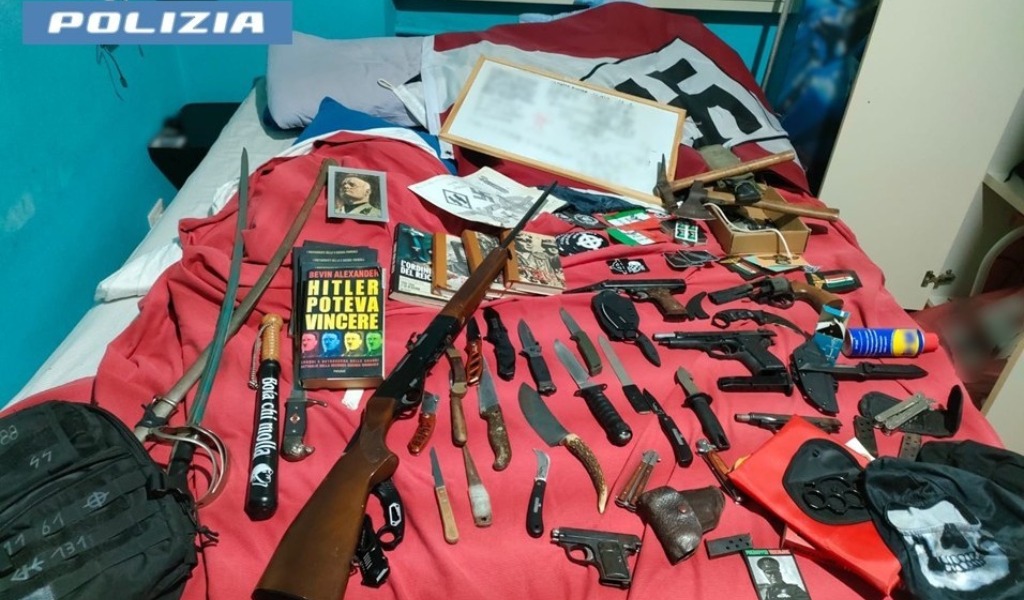 Blitz della Digos nel Pavese: armi da fuoco, coltelli e simboli nazisti in casa di un 19enne