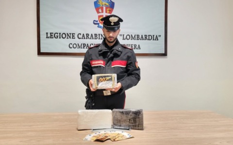 Fuga dai carabinieri finisce con lo schianto contro un’auto: trasportavano 3 chili di cocaina