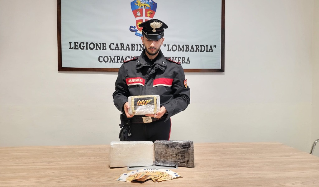 Fuga dai carabinieri finisce con lo schianto contro un’auto: trasportavano 3 chili di cocaina