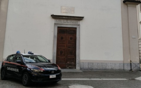 Prima tentano di rubare le offerte, poi appiccano il fuoco nella Chiesa di San Rocco a Voghera