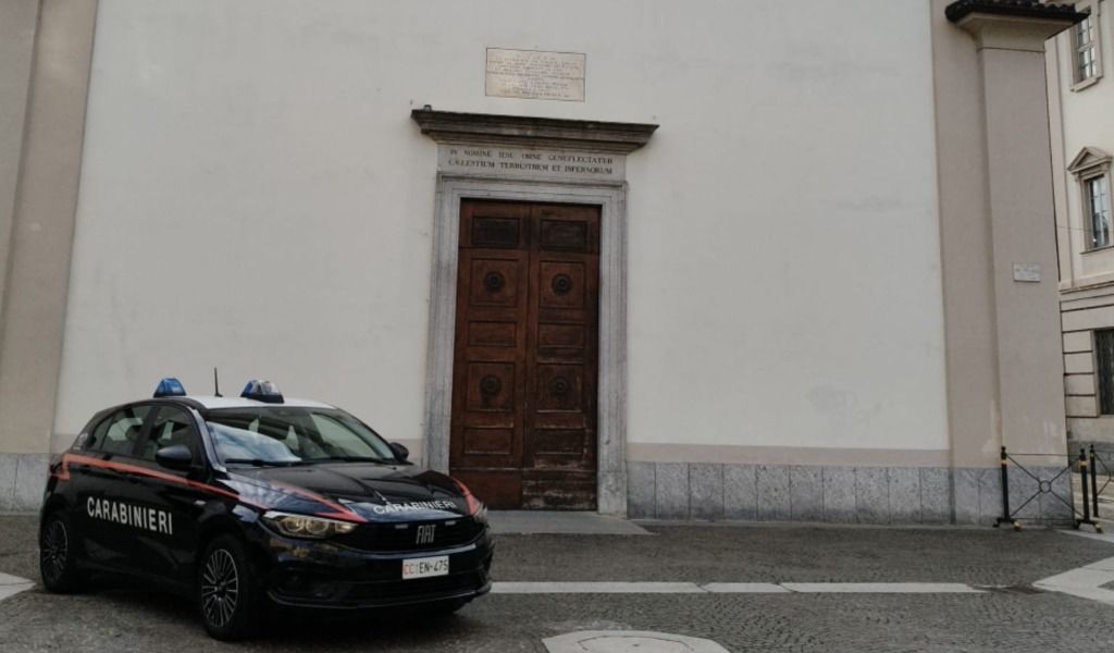 Prima tentano di rubare le offerte, poi appiccano il fuoco nella Chiesa di San Rocco a Voghera