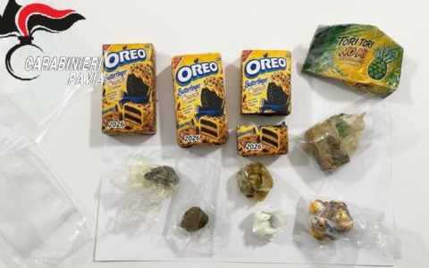 Pavia, hashish nascosta nelle scatole di biscotti: sequestrati oltre 340 grammi