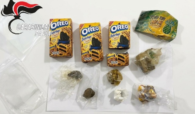 Pavia, hashish nascosta nelle scatole di biscotti: sequestrati oltre 340 grammi