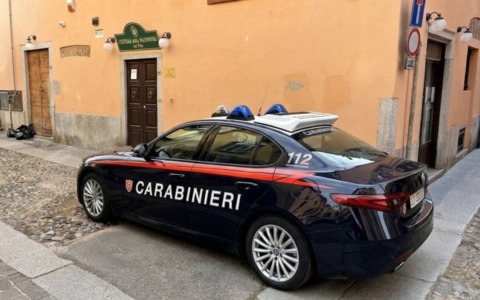 Ruba superalcolici in un ristorante del centro di Pavia: ladro incastrato dall’allarme del locale