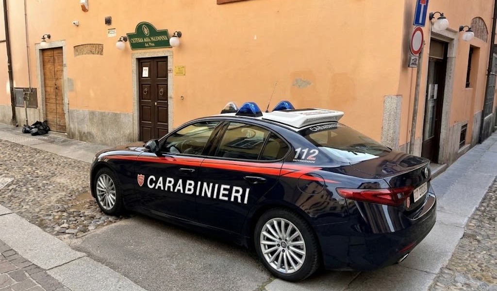 Ruba superalcolici in un ristorante del centro di Pavia: ladro incastrato dall’allarme del locale