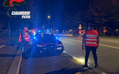 Controlli straordinari nel centro di Pavia: stazioni mobili e metal detector contro il degrado e la movida selvaggia