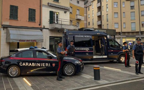 Uomo nudo vicino alla stazione di Stradella: intervengono Carabinieri e soccorritori del 118
