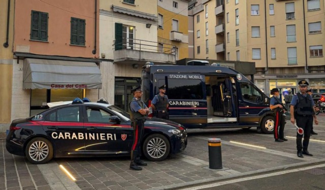 Uomo nudo vicino alla stazione di Stradella: intervengono Carabinieri e soccorritori del 118