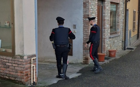Evade dai domiciliari e svaligia le Poste con un fucile a canne mozze: tradito dal portafoglio perso durante la fuga
