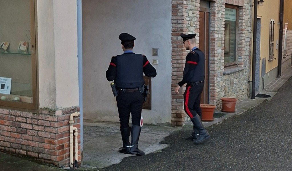 Evade dai domiciliari e svaligia le Poste con un fucile a canne mozze: tradito dal portafoglio perso durante la fuga