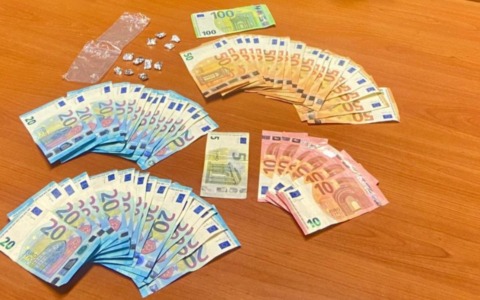 Nel parcheggio di un supermercato con cocaina e 1.600 euro in contanti: 21enne nei guai