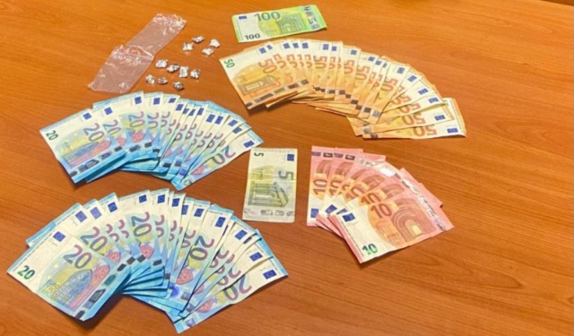 Nel parcheggio di un supermercato con cocaina e 1.600 euro in contanti: 21enne nei guai