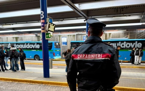 A Pavia controlli dei Carabinieri alla stazione e vicino alle scuole dopo gli allarmi sui social