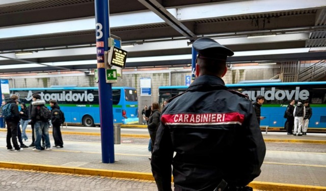 A Pavia controlli dei Carabinieri alla stazione e vicino alle scuole dopo gli allarmi sui social
