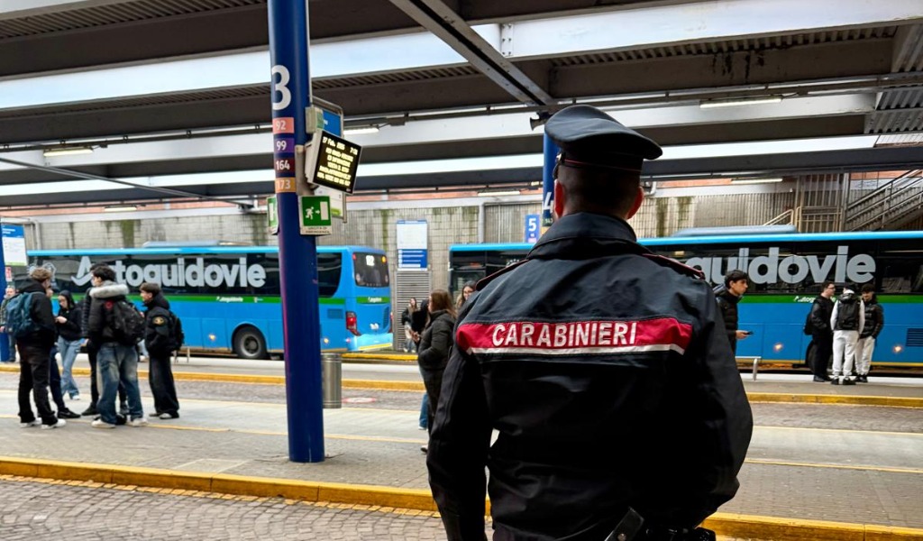 A Pavia controlli dei Carabinieri alla stazione e vicino alle scuole dopo gli allarmi sui social
