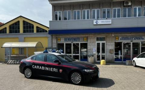 Sventato furto di cibo al supermercato, denunciati due giovani trovati con lo zaino pieno di generi alimentari