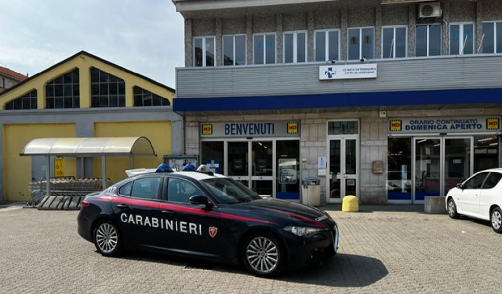 Sventato furto di cibo al supermercato, denunciati due giovani trovati con lo zaino pieno di generi alimentari