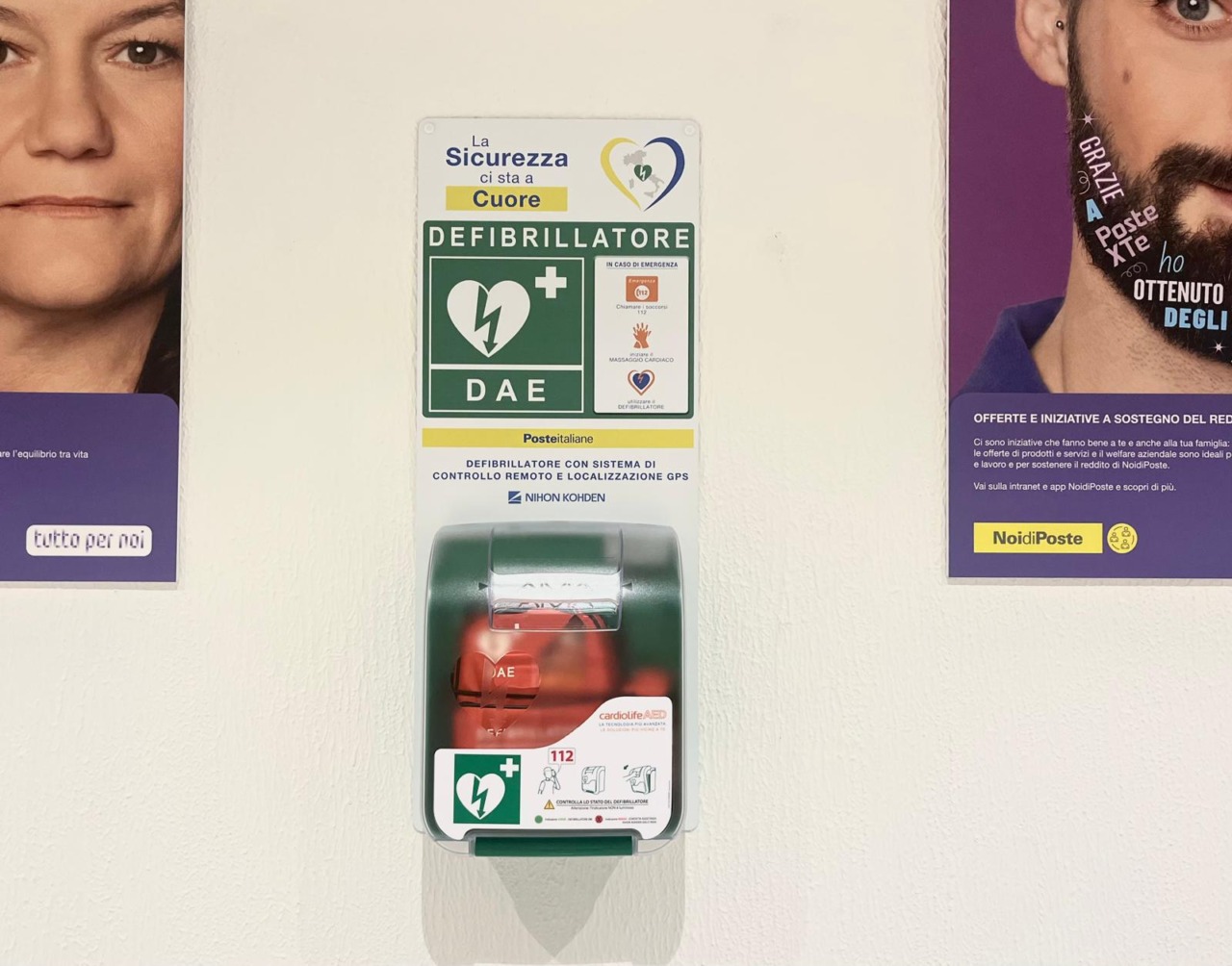 Nuovo defibrillatore installato da Poste Italiane nella sede di via Brambilla a Pavia