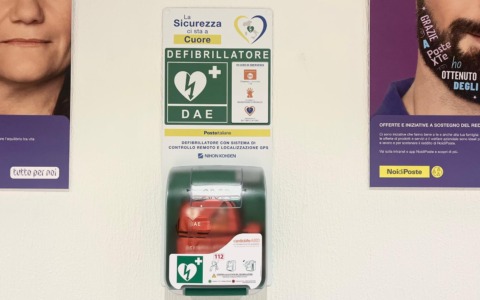 Nuovo defibrillatore installato da Poste Italiane nella sede di via Brambilla a Pavia