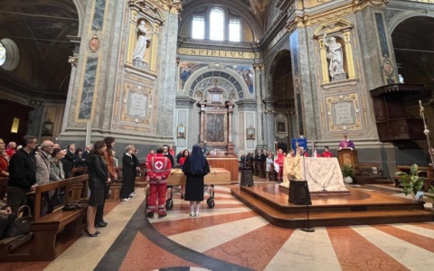 L’ultimo abbraccio di Voghera a Ondina Torti: Duomo gremito e sirene della Croce Rossa per “Didi”