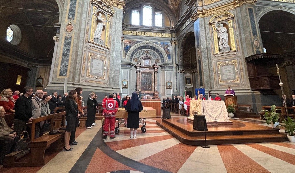 L’ultimo abbraccio di Voghera a Ondina Torti: Duomo gremito e sirene della Croce Rossa per “Didi”