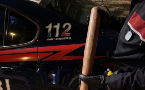 Viaggia in auto con una mazza da baseball nascosta sotto il sedile: denunciato 59enne
